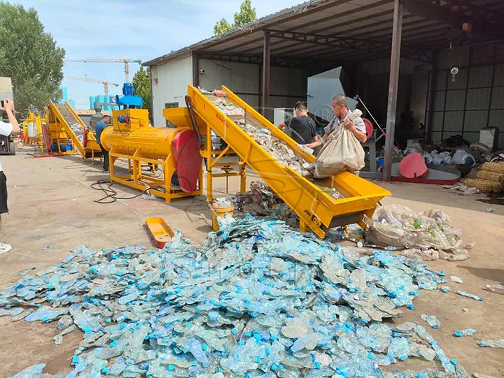 Línea de lavado de botellas de PET en funcionamiento