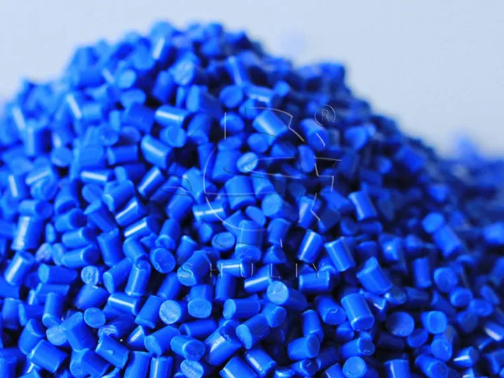 granulés de plastique bleus