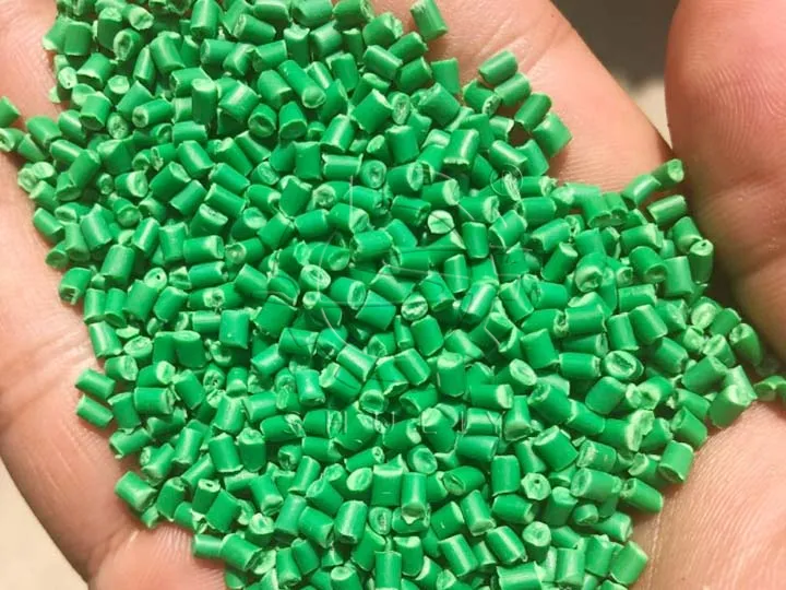 granulés de plastique verts