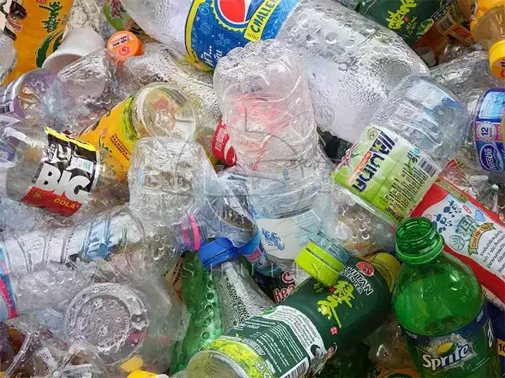 Recogida de residuos de botellas de PET.