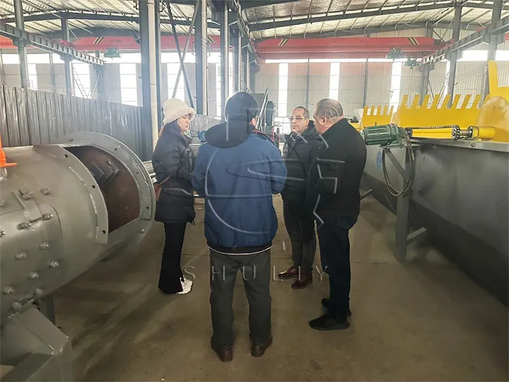 Clientes marroquíes visitan una máquina de reciclaje de residuos plásticos