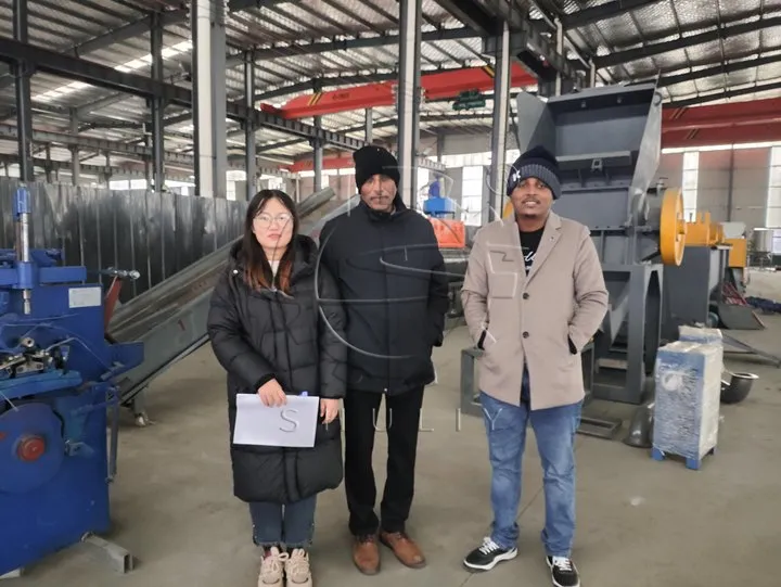 Clientes omaníes visitan nuestra máquina de reciclaje de chatarra de plástico