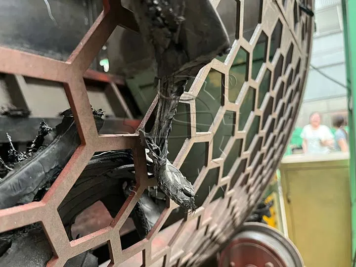 Tyre shredder screen