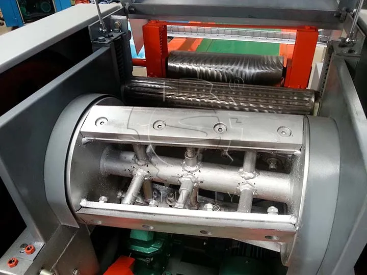 Textile cutting machine の移動刃