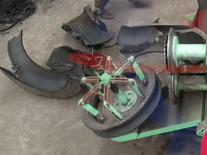 Verarbeitungseffekt der Reifenwulstentfernungs- und Schneidemaschine