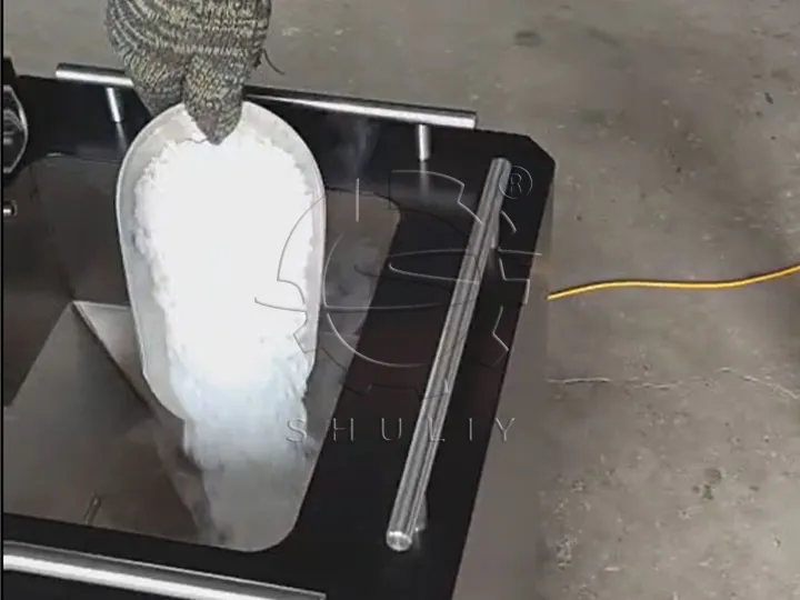 Dry ice blasting machine pellet feeding