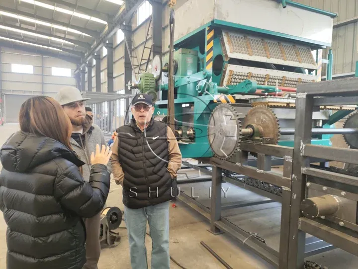 乌兹别克斯坦客户来我公司参观纸蛋托制造机